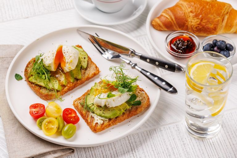 toast avokado rogljiček brunch