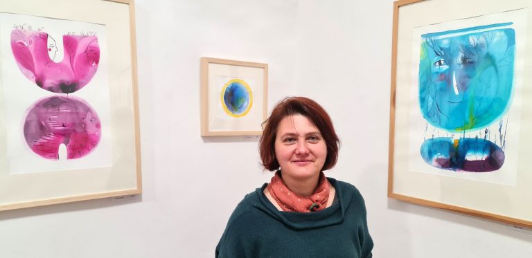 Joanna Zajac-Slapničar na otvoritvi svoje razstave Potovanja vase_foto Alojz Konec.jpg