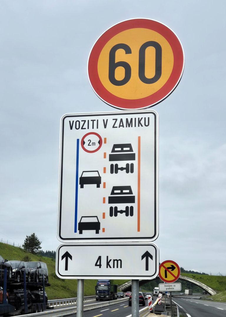 voziti v zamiku, prometni znak
