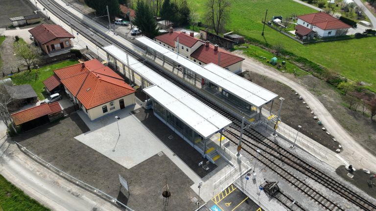 Prenovljena-zelezniska-postaja-Ponikva_1__FitMaxWzIwMDAsMjAwMCwiNGQ3NmY0YzdlYiJd.JPG