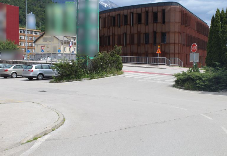 peška, avto, jesenice.jpg
