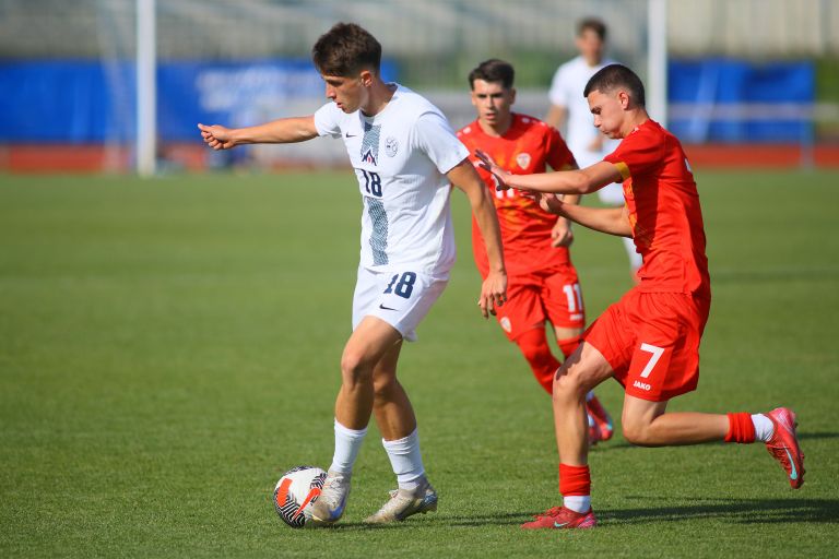 cg_nogomet_slovenija_makedonija_u18_1.jpg
