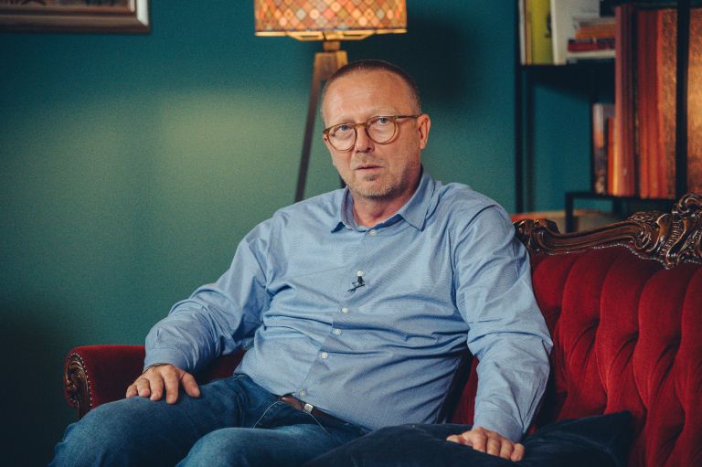 andrej-smodič, kavč, podkast, direktor-krajinskega-parka-goričko