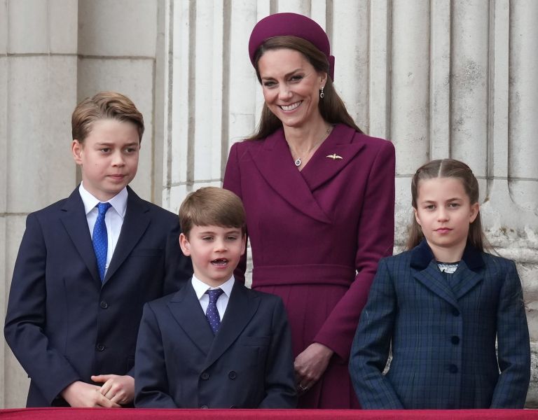 Kate Middleton, princ George, princesa Charlotte in princ Louis.jpg