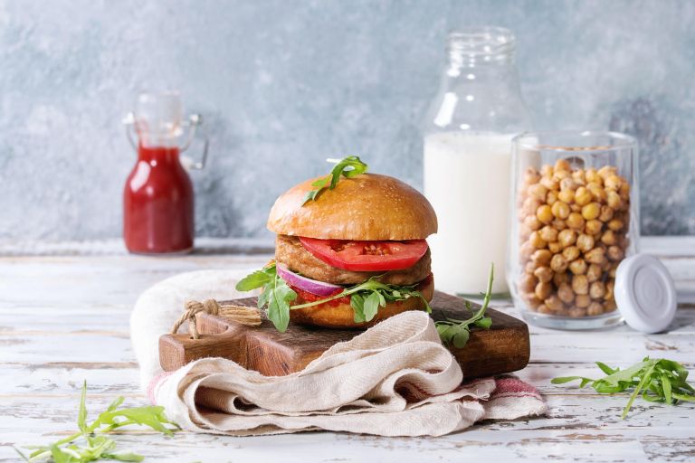 Veganski burger s polpetom iz čičerike