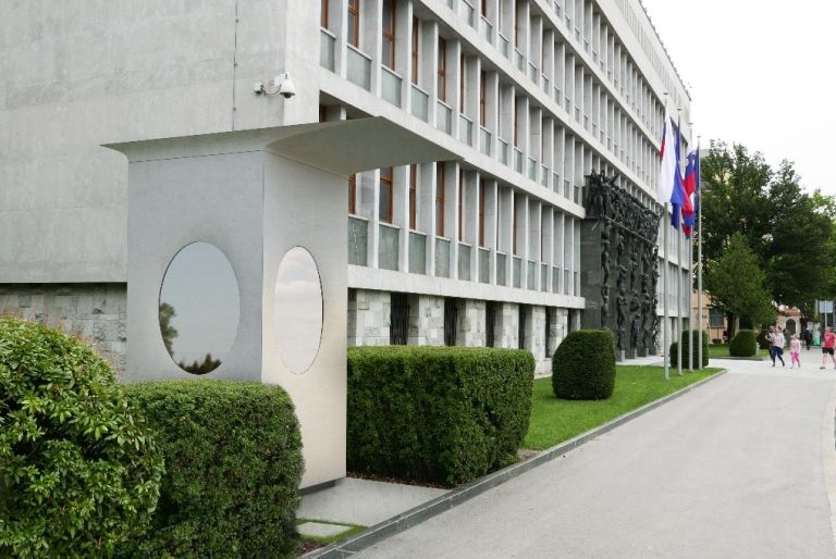 Podoba-nove-strazarske-hiske-v-Ljubljani__FitMaxWzIwMDAsMjAwMCwiY2UyZjNjNGVlNCJd.jpg
