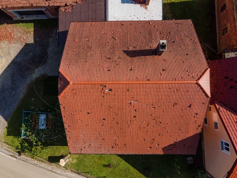 adrijanci, poškodovane-strehe, toča-junij-2025
