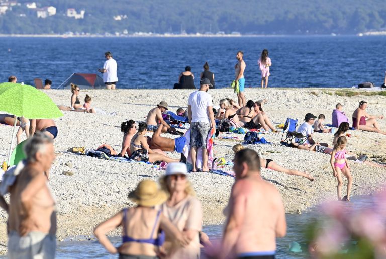 kopalci morje plaža.jpg
