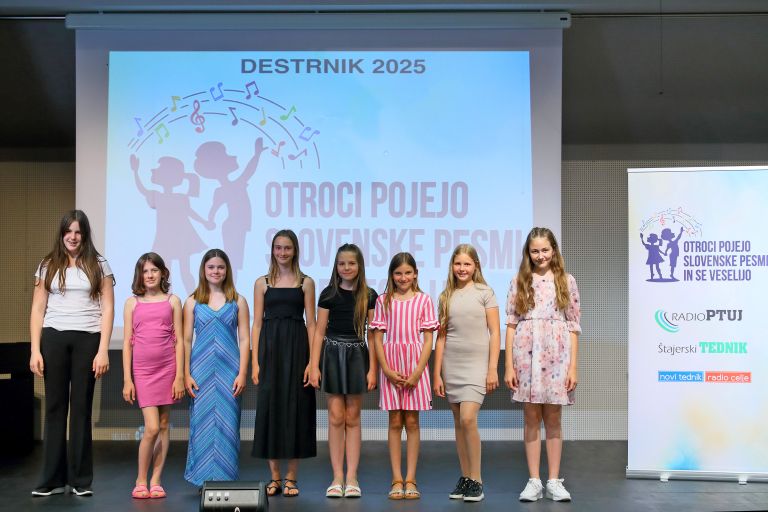 cg_otroci_pojejo_destrnik_9.jpg