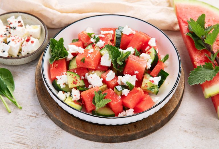 Solata z lubenico, feta sirom, kumarami in meto