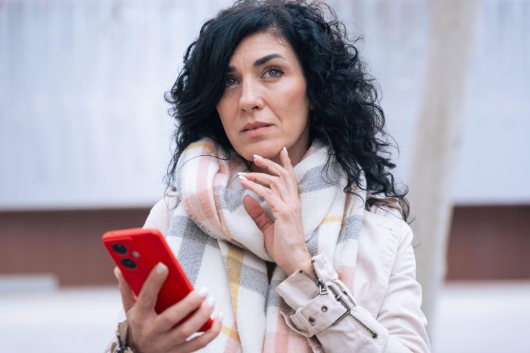 ženska, zamišljena, telefon