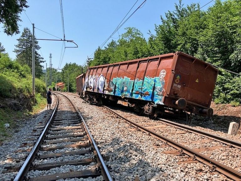 tovorni vlak, iztirjenje, sežana