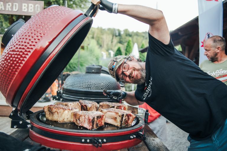 gril-in-dim, bbq, wild-west-fest-on-fire