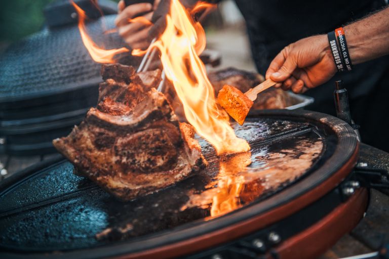 gril-in-dim, bbq, wild-west-fest-on-fire