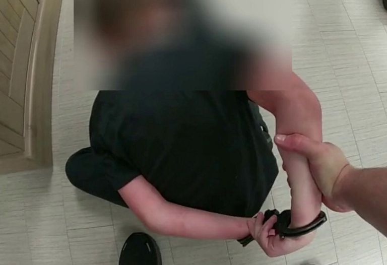 mladoletnik otrok policija lisice kazen
