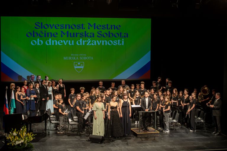 moms, slovesnost-ob-dnevu-drzavnosti