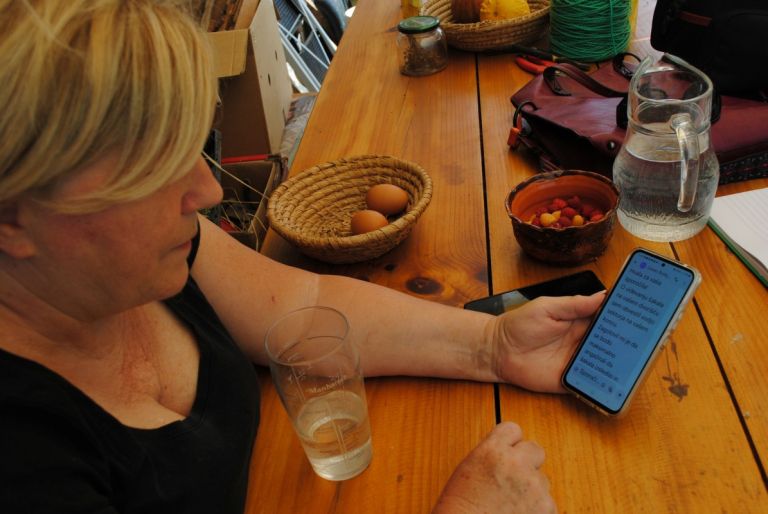 milena_z_mobitelom.JPG