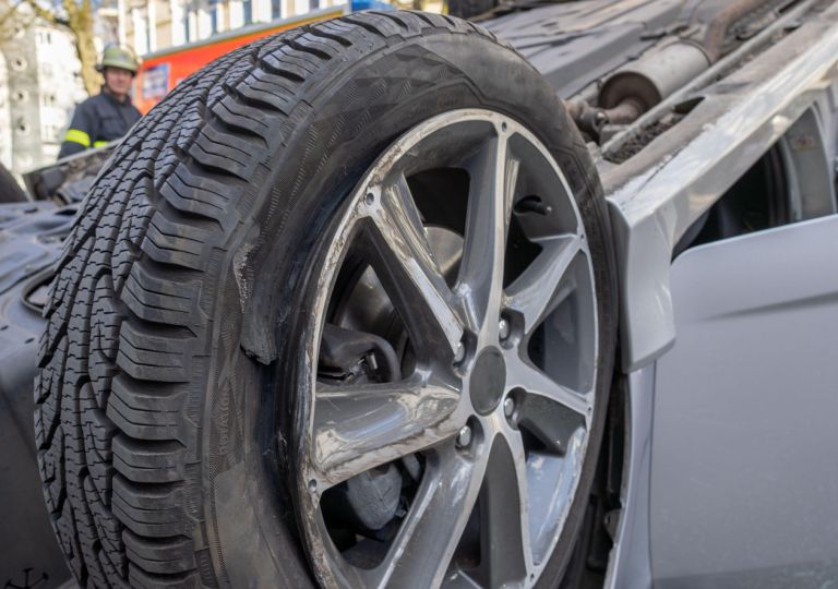 avto, nesreča, streha, obrnjen.jpg