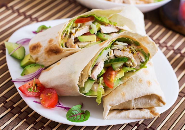 Tortilja s piščancem in svežo zelenjavo