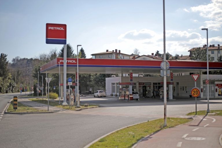 942406_benzinski_servis_001.jpg