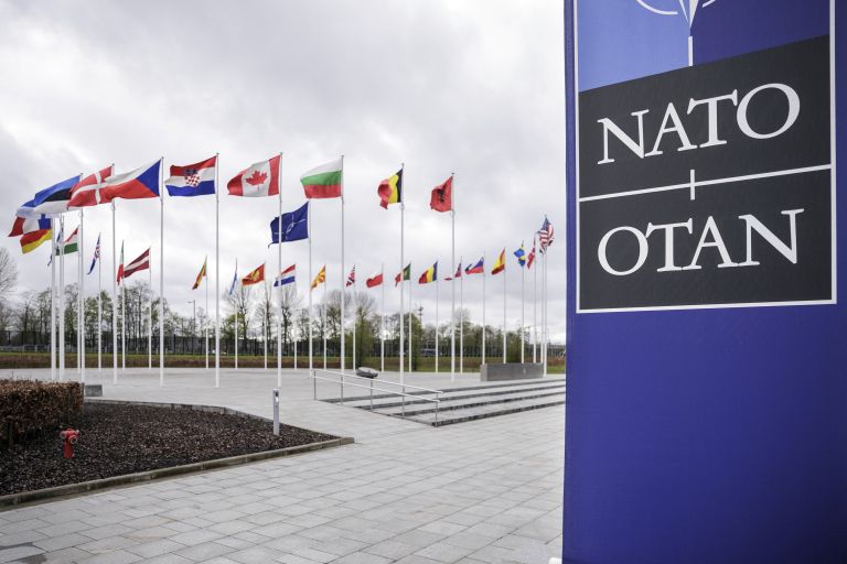 Nato, zastave, napis, države, sedež