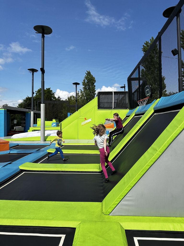 flypark, trampolini, otroci