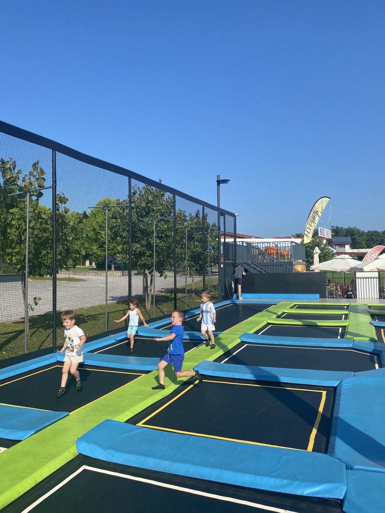 flypark, trampolini, otroci