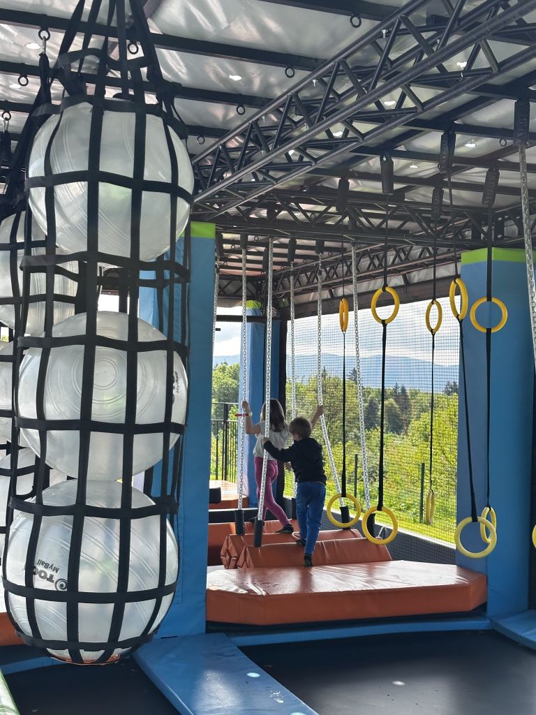 flypark, trampolini, otroci