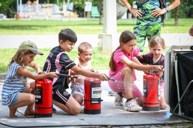 Preventivno gasilsko vozilo_Art kamp 5.jpeg