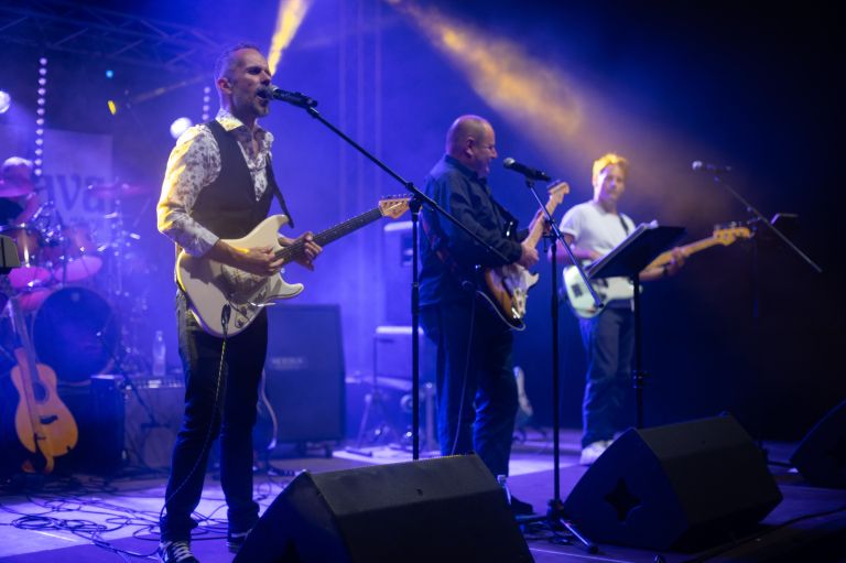 koncert, cardboard, sončna-uprava
