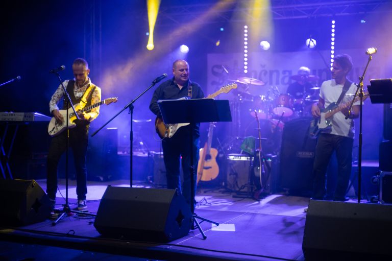 koncert, cardboard, sončna-uprava