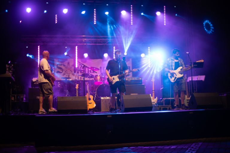 koncert, cardboard, sončna-uprava