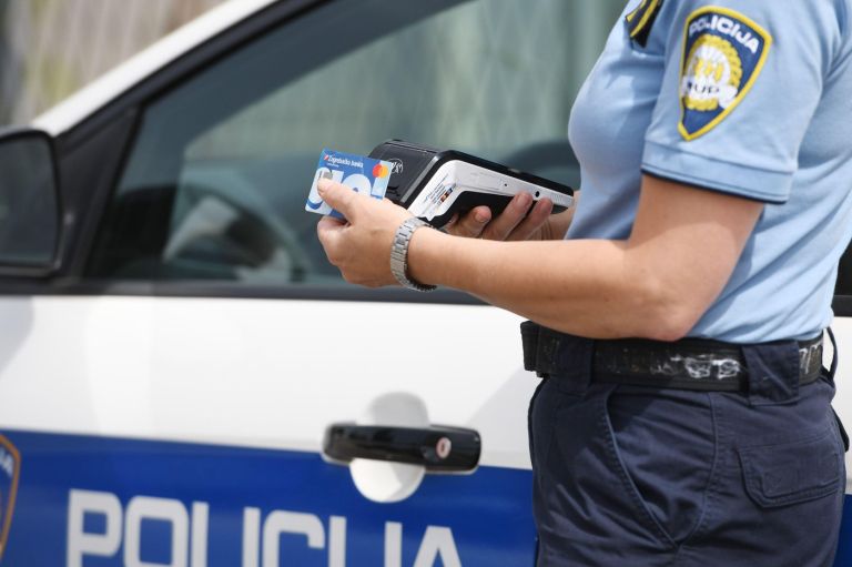 policija hrvaška policajka avto