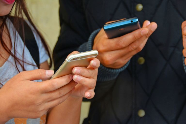 942689_mobilni_telefon_gostovanje_004.jpg