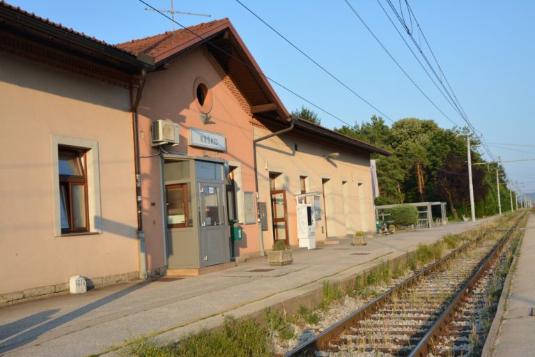 zelezniska-postaja-krsko, umazanija-na-zelezniski-postaji