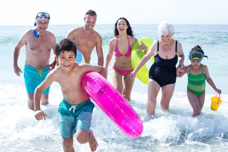 družina na plaži