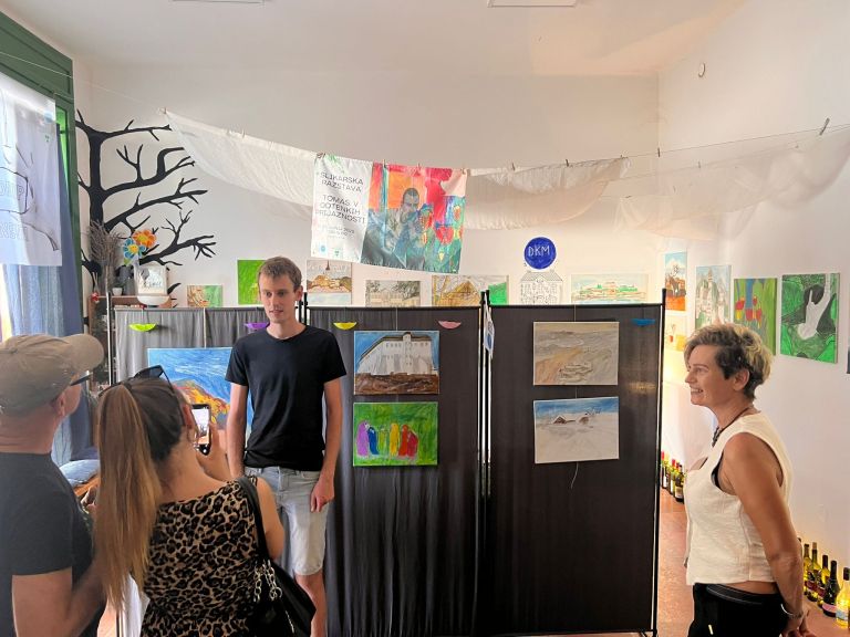 drustvo-kreativne-mladine, razstava, artdrop-v-dnevni, tomas-flisar, v-odtenkih-prijaznosti
