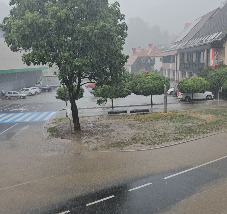 ravne na koroškem, poplavljena cesta