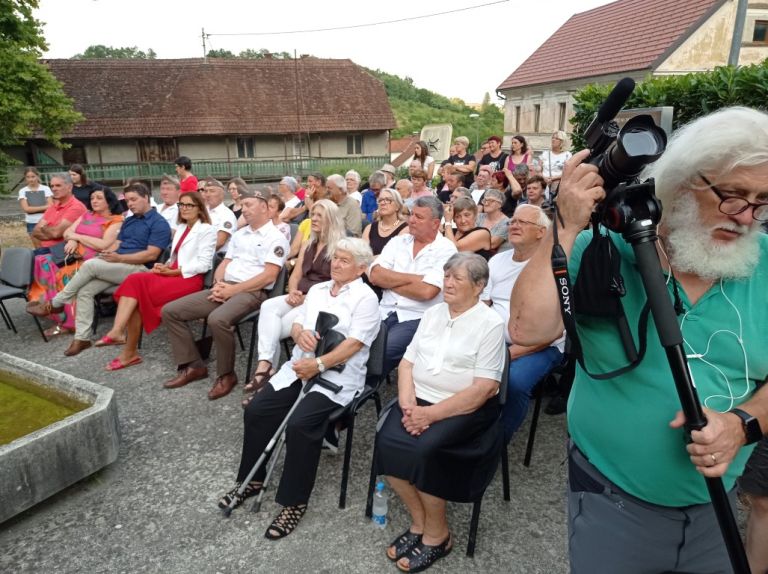 praznik-krajevne-skupnosti-pisece-2025, spomenik-v-pisecah, natasa-avsic-bogovic