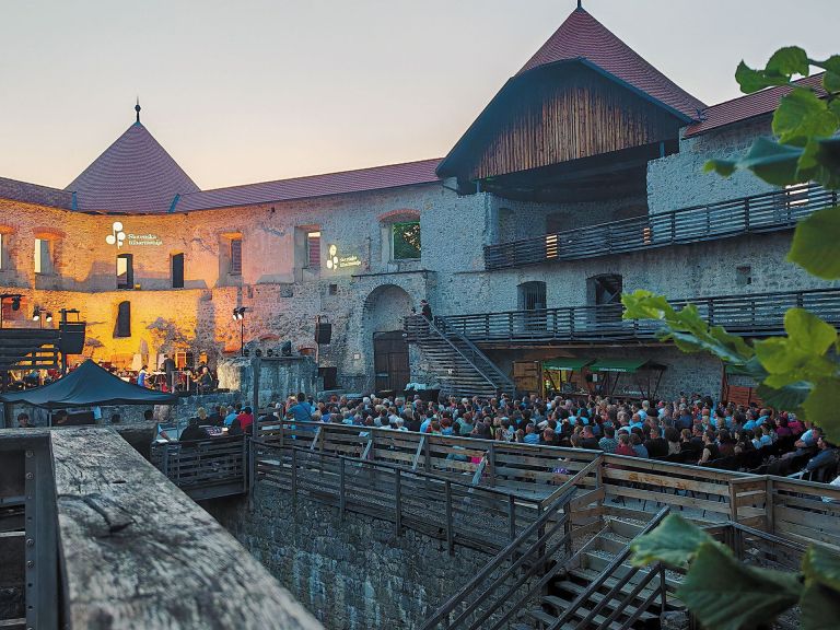 Koncert-Slovenske-filharmonija-na-gradu-Žužemberk.jpg