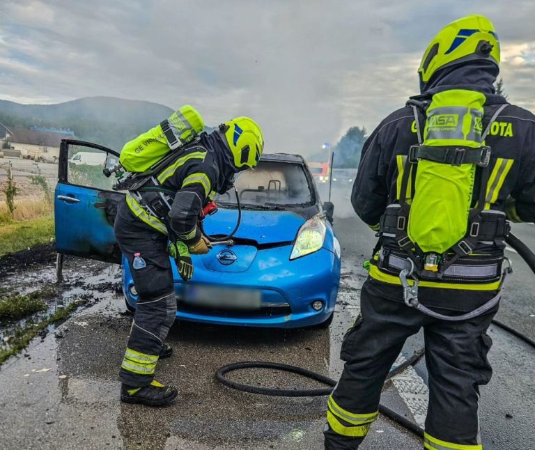 goreč avto, nissan leaf.jpg