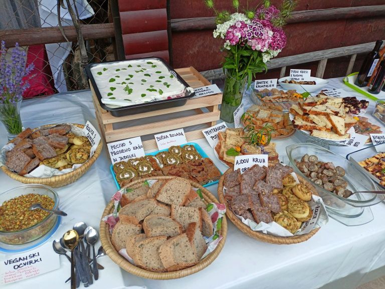 kuhinja veganski ocvirki in ostalo FOTO Sara Lipovšek_1.jpg