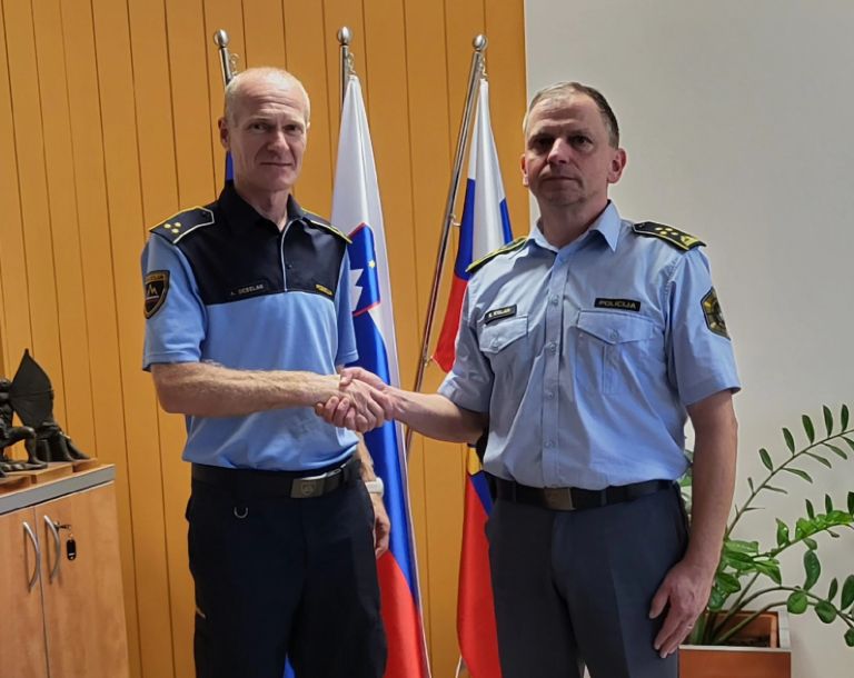 Andrej Debelak (levo) in direktor PU Celje Niko Kolar