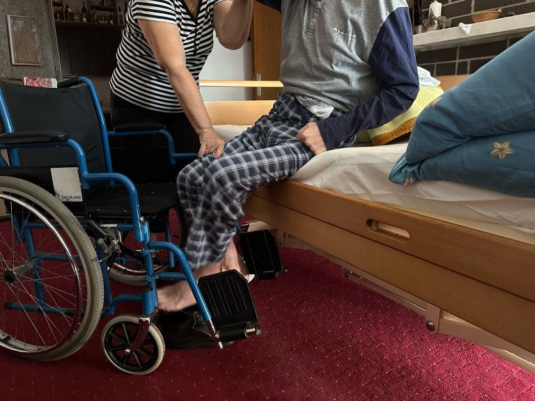 pomoč-na-domu, osebna-asistenca, invalid, tablete, bolniška-postelja