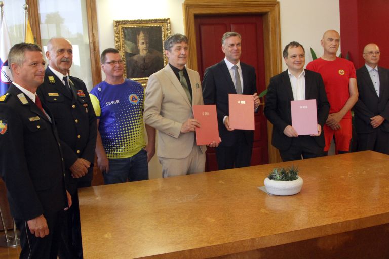 regionalno-sredisce-za-zascito, resevanje-in-pomoc-novo-mesto, podpis-pogodbe