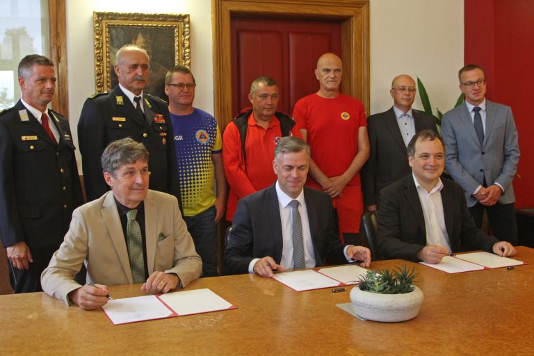 regionalno-sredisce-za-zascito, resevanje-in-pomoc-novo-mesto, podpis-pogodbe
