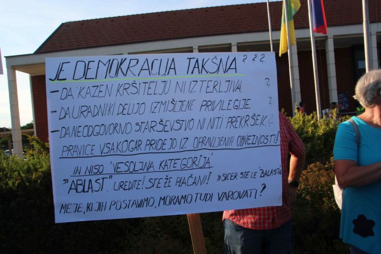 protestni-shod-sentjernej-2025