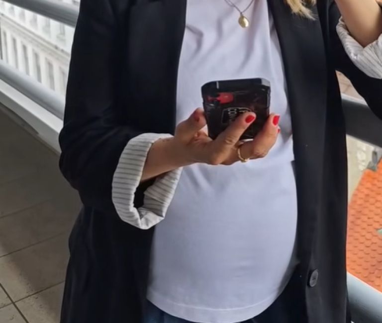 Viktorija Bencik Emeršič, nosečniški trebušček.png