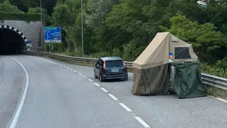 avtocesta, šotor, nemški turist, italija.jpg