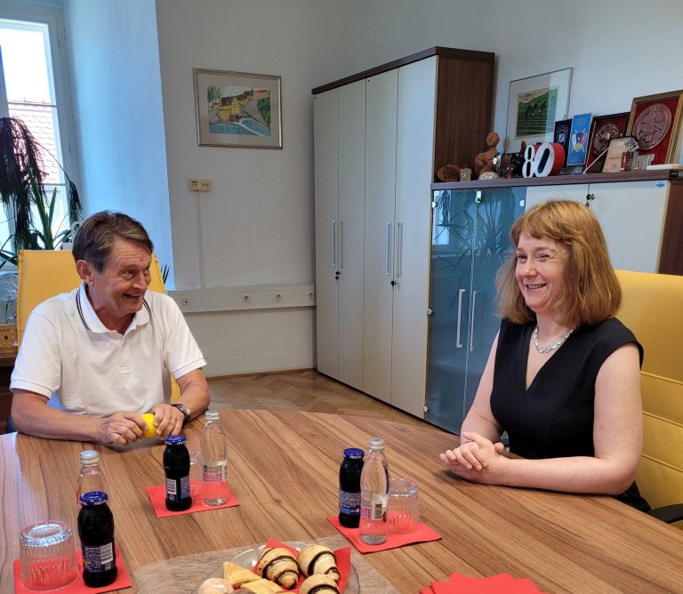 Pogovor z veleposlanico v pisarni župana.jpg